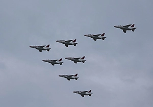 8機編隊で飛行するT-4練習機