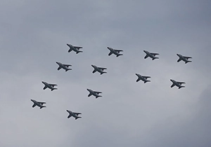 12機編隊でアクロバット飛行するT-4