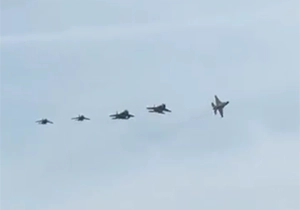 5機で小編隊を組むT-4×2機、F-2、F-15