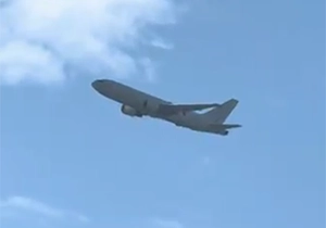 大空を離陸するKC-767