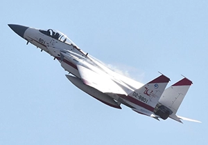 飛行試験法デモを行うF-2