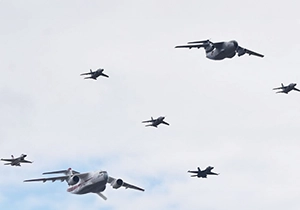 異機種大編隊を行う様々な飛行機