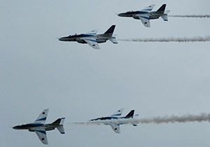 曲技飛行を行う4機のブルーインパルス