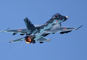 天候偵察に向かうF-2の後ろ姿