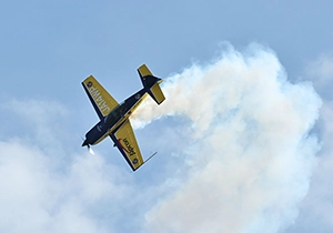 スモークを出しながら曲技飛行するEA300