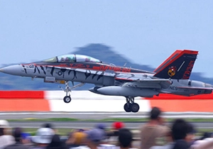 滑走路を飛び立つF/A-18F