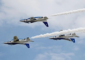 スモークを出しながら近距離で飛ぶブルーインパルス