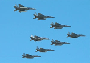 F-15×8機による迫力のある飛行