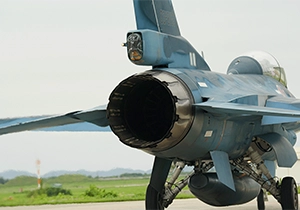 滑走路上で待機するF-2支援戦闘機の後方姿