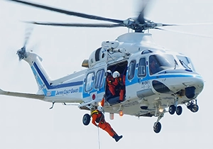 海上保安庁AW-139ヘリから隊員が下りる様子