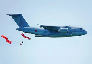C-2輸送機から空中投下される補給物資