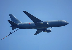 KC-46Aがホースを伸ばし空中給油デモ
