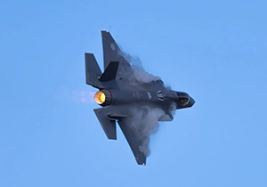 ベイパーを纏って急旋回するF-35A
