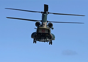 訓練飛行を行うCH-47J