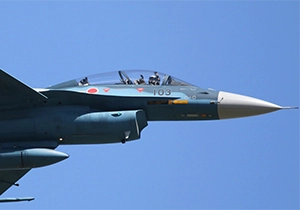 機動飛行中のF-2パイロット