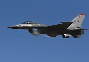 音速に近いスピードで飛ぶ米軍機のF-16