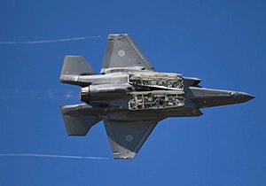 ウエポンベイを全開の状態で旋回飛行するF-35A