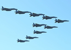 10機のF-15が隊形を組んで飛行する大編隊飛行