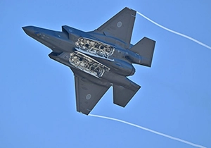 ウエポンベイを開けながら飛行を行うF-35