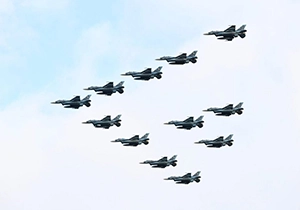 F-2戦闘機16機によるオープニングフライト