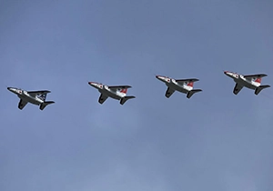 T-4 4機による航過飛行