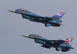 スペシャルマークのF-2戦闘機 2機による機動飛行