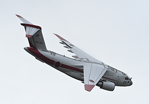 曇天のなか飛行するC-2