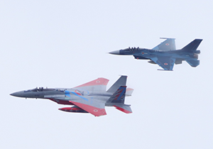 特別塗装されたF-15とF-2