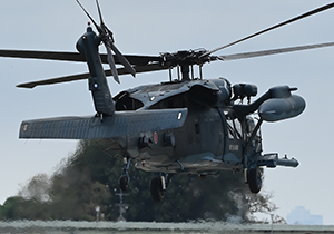 救難展示を行うために離陸するUH-60J