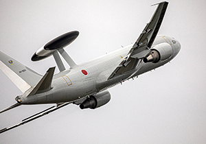 大きな機体を傾けて旋回するE-767