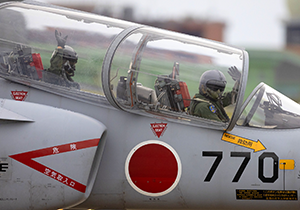 オープニングフライトに向かうT-4に乗ったパイロット