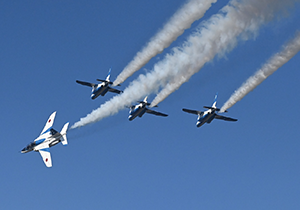 スモークを出しながら青空を舞う4機のブルーインパルス