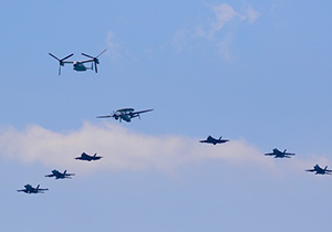 米海軍第5空母航空団による航過飛行