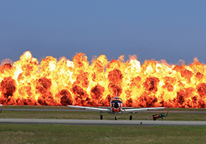 滑走路に広がる爆炎