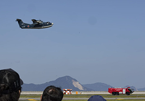 滑走路を走る消防車とUS-2