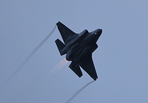 機動飛行で急上昇するF-35