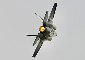 アフターバーナーを光らせながら大きく旋回するF-35