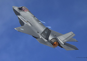 急上昇するF-35A