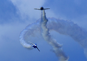 コークスクリューを行うブルーインパルス