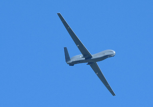 快晴の中航過飛行を行うRQ-4B