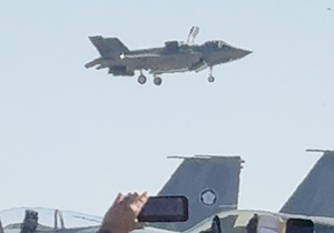 ホバリングをするF-35B