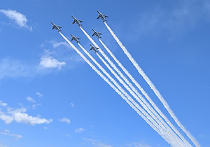 青空のバックにスモークを引く姿が美しい6機のブルーインパルス